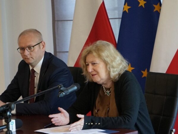 doposażenie stołówek wojewoda Łukasz Mikołajczyk, kurator Elżbieta Leszczyńska fot. WUW
