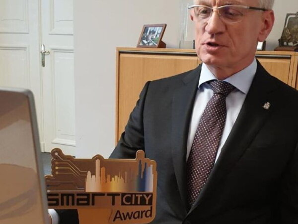 Jacek Jaśkowiak z nagrodą fot. UMP