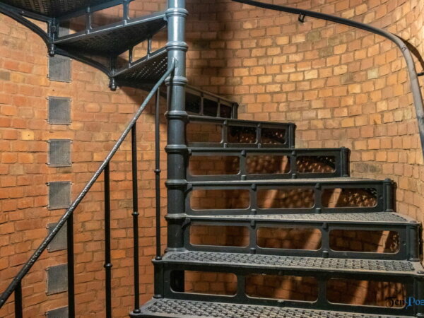 Fort VII prawy majdan, zrekonstruowane schody fot. Sławek Wąchała