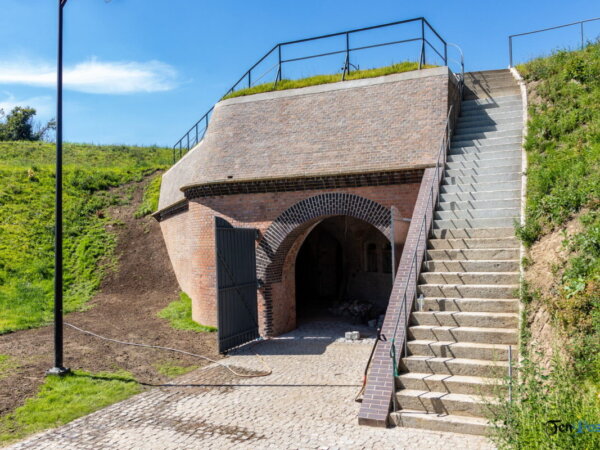 Fort VII prawy majdan, zrekonstruowane schody śmierci fot. Sławek Wąchała