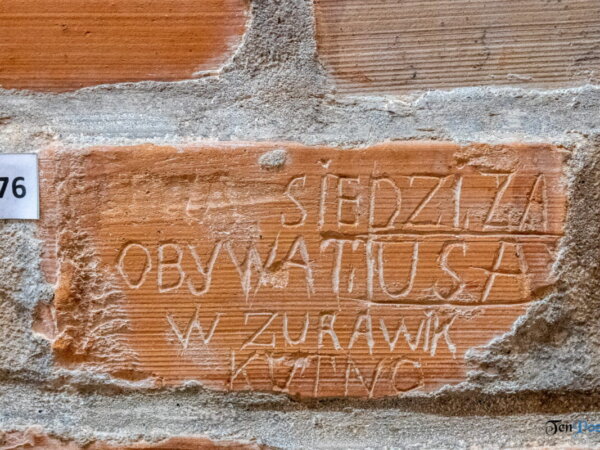 Fort VII prawy majdan, prochownia, podpisy więźniów odkryte w 2011 roku fot. Sławek Wąchała