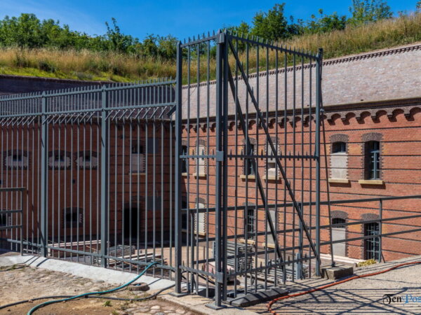 Fort VII frontowa elewacja koszar szyjowych wraz z odtworzoną kratą forteczną fot. Sławek Wąchała