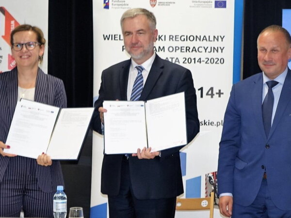 Krotoszyn: podpisanie umowy z Joanna Jarocką, dyrektor KOK, w obecności burmistrza Franciszka Marszałka fot. UMWW