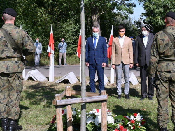 Złożenie kwiatów pod dębem pamięci, Fort VII fot. UMP