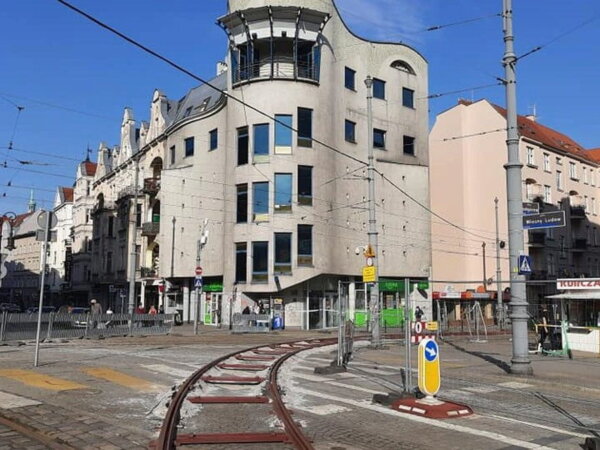 tymczasowy łuk na placu Wiosny Ludów fot. UMP