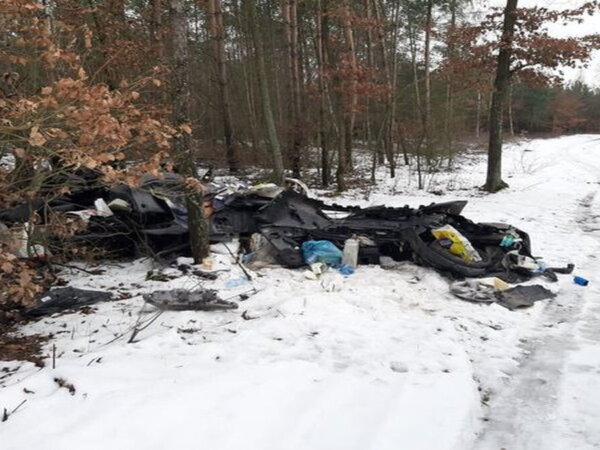 śmieci w lesie fot. Nadleśnictwo Gniezno