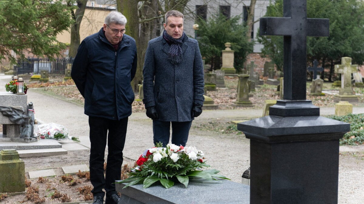 złożenie kwiatów na grobie Cyryla Ratajskiego, Grzegorz Ganowicz, Mariusz Wiśniewski fot. UMP