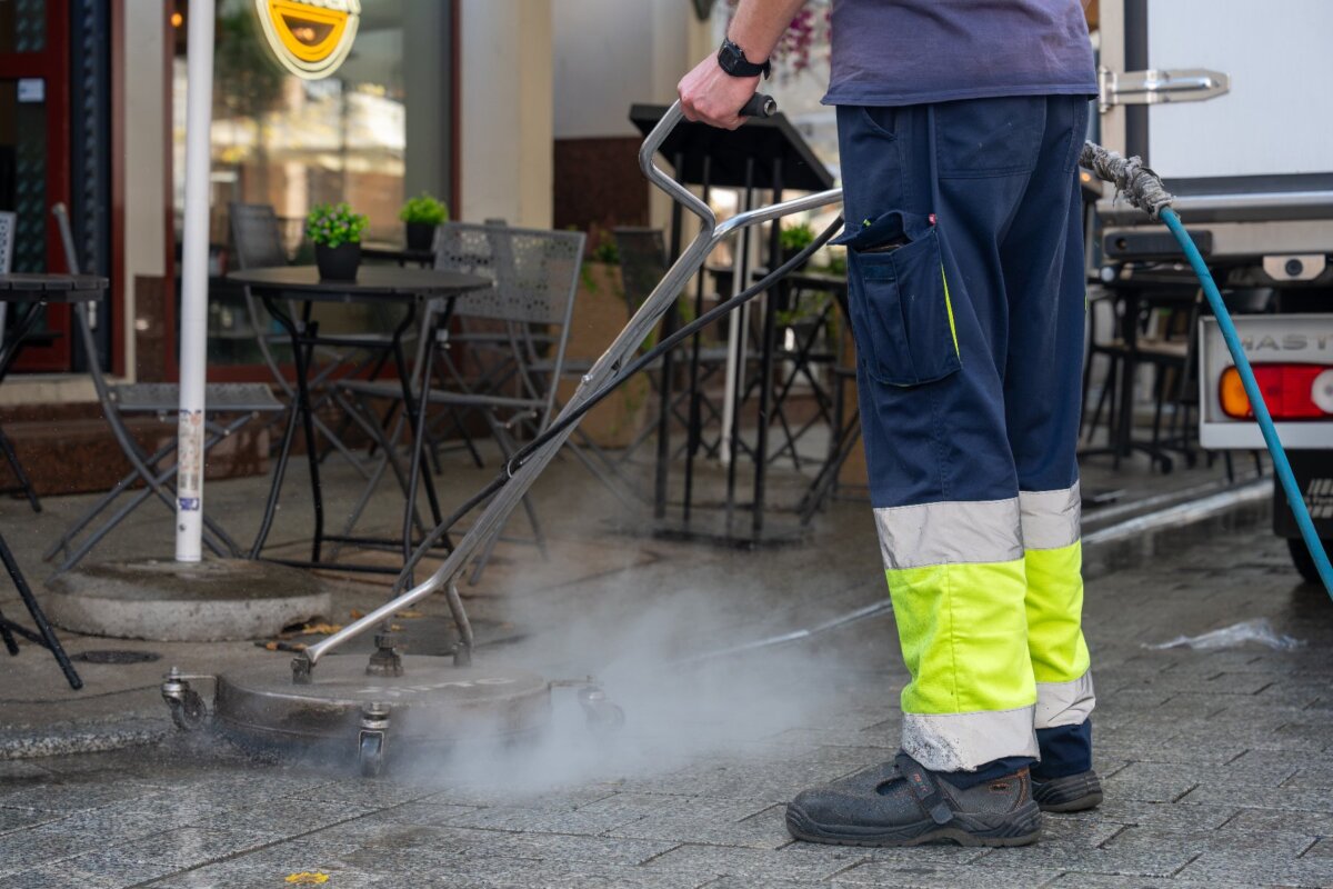 Sprzątanie centrum Poznania: 4,5 tony śmieci we wrześniu – TenPoznan.pl